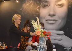 Sophie Schoonhoven schikt de bloemen in de handgeschilderde vazen uit Thailand van Return to Sender. De stichting creëert kansen voor vrouwen in ontwikkelingslanden, waardoor ze hun eigen inkomen kunnen genereren. Alle designproducten zijn handgemaakt en hebben elk een uniek verhaal.